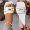 Sapatos femininos transfronteiriços no atacado, chinelos de moda para senhoras, clássicos e versáteis, com decoração metálica, sandálias rasteiras de bico quadrado na cor branca