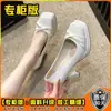 Sapatos Individuais com um Novo Estilo de Bico Quadrado de Fada Primavera-Verão 2023, Salto Alto Francês com um Design de Salto Fino, Saia de Nicho