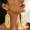 Pendientes Metálicos Exagerados y Únicos con Textura de Hoja y Pluma Transfronterizos para Mujer, Accesorios para Orejas de Moda Versátiles y Tendencia Estilo Ins