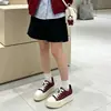 Zapatillas blancas de piel de vacuno de capa superior con suela de espuma para mujer, nuevo modelo otoño e invierno 2026, zapatos de plataforma de piel de oveja de capa superior, zapatos de mujer con suela gruesa