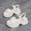 Sandalias de Plataforma de Verano para Mujer Estilo Nuevo 2026 con Perlas y Diseño de Una Sola Tira para Mujeres Bajitas, Adecuadas para Usar con Faldas, Aumentan la Altura