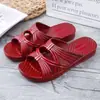 Chinelos de Meia-Idade para Mãe Verão Feminino Confortável Antiderrapante Sola Macia Rasteirinha Banheiro Resistente ao Desgaste Chinelos de Casa Internos para Vovó