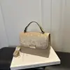 Este año, los bolsos de acabado mate transfronterizos son tendencia. Aquí están los nuevos bolsos de la colección de otoño 2026, bolsos pequeños cuadrados populares de un solo hombro y bolsos cruzados para mujer.