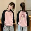 Camiseta de manga larga para niña, moderna y elegante, con bloques de color, cuello redondo y estampado de dibujos animados, perfecta como capa interior para otoño e invierno 2026