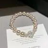 Pulsera delicada estilo francés de metal y perla de circonita cúbica, una pieza de joyería lujosa y elegante que irradia dulzura, gracia y sofisticación.
