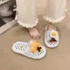 Zapatillas suaves y lindas de peluche para mujer, nueva colección otoño/invierno 2026, zapatillas de algodón de una tira silenciosas y antideslizantes para interiores para mujer
