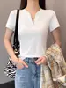 Camiseta Feminina Branca com Ombro Vazado e Decote em V de Manga Curta 2025 Primavera e Verão Nova Slim-Fit Emagrecedora Top com Design de Camisa Base