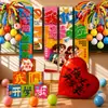 Decorações de tecido para pendurar da temporada de volta às aulas para jardins de infância e escolas primárias, caixas empilhadas, faixas, arranjos de cena de sala de aula e de turma, criando um senso de atmosfera e cerimônia