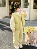 Conjunto de Tres Piezas de Terciopelo Plus para Otoño/Invierno Infantil 2026 Estilo Nuevo Muy Elegante Cálido Estilo Coreano para Niñas Bebé Ropa de Invierno Ropa Infantil