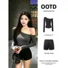 Camiseta cinza sexy de manga comprida ombro a ombro para mulheres, novo estilo outono, camiseta base camada interna, justa ao corpo, valoriza a silhueta, com strass