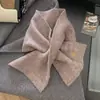 Bufanda Elegante de Punto Cruz Bordada con Flores Cálidas y Blancas para Mujer en Otoño e Invierno, de Gama Alta, Cálida y Versátil