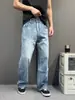 Calça jeans estilo americano, minimalista, com bigodes, textura de bambu, desgastada e levemente desbotada, unissex, com modelagem relaxed e reta.