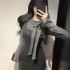 Elegante Conjunto de Vestido con Tirantes de Lunares Estilo Francés, Conjunto de Dos Piezas Top Camiseta Básica con Lazo Chica Picante de Principios de Primavera