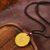 Tienda de Oro Mismo Estilo Dorado Antiguo Chapado en Oro Paz y Alegría Mensaje Auspicioso Dios Amarillo de la Riqueza Colgante Nuevo Estilo Chino Colgante Redondo del Dios de la Riqueza de Cinco Vías
