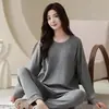 Conjunto de Pijama de Polar Alemán 220g Otoño/Invierno Estilo Nuevo Conjunto Completo Ropa de Casa para Mujer Se Puede Usar Afuera Cuello Redondo Pantalones Largos Conjunto de Dos Piezas