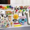 Juguetes Infantiles Cuidadosamente Seleccionados, Almacenamiento en Pared con Tablero Perforado, Estanterías Metálicas de Almacenamiento, Tablero de Actividades, Ganchos Magnéticos para Educación Temprana Montessori