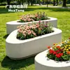 Macetas de GRC de tamaño no estándar hechas a medida, meticulosamente elaboradas con una textura de mármol artificial, adecuadas para paisajismo de jardines exteriores y utilizables durante todo el año.