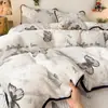 Juego de Colcha de Terciopelo de Leche de Cuatro Piezas Cubre Kang Grueso Estampado Estilo Francés Hepburn con Encaje Juego de Tres Piezas de Funda Nórdica de Felpa Doble Cara