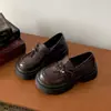 Zapatos de mujer de cuero negros estilo británico con suela gruesa, nuevo modelo de otoño 2026, versátiles con faldas, mocasines de suela blanda que aumentan la altura