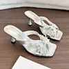 Zapatillas de Verano 2026 Nuevo Estilo de Tacón Alto Brisa Fresca Diseño de Princesa con Lazo de Pedrería y Sandalias de Tira Única