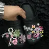 Zuecos de Alta Gama Estilo Vintage para Niñas con Accesorios como Pedrería, Cuentas de Mariposa y Adornos Florales, Hebillas para Zapatos para Venta al por Mayor Transfronteriza