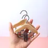 Mini cabide de madeira para animais de estimação com clipes de metal para pendurar roupas em filhotes de cachorro e gato, adequado para pet shops