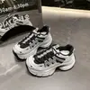 Zapatillas de papá de suela gruesa, zapatillas deportivas de cordones casuales de moda con bloques de color para estudiantes, zapatillas para aumentar la altura otoño 2026 para personas menudas