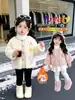 Chaqueta de Estilo Coco Chanel para Niñas Invierno 2026 Nueva Elegante Chaqueta Acolchada de Algodón de Lana de Cordero para Niños con Forro Polar Espesado Suéter de Piel Moderno