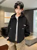 Chaqueta con capucha para niño Estilo Primavera/Otoño 2025 Nueva Chaqueta Casual para Niños Medianos a Grandes Resistente al Viento Cálida Superior Moderna Genial Versátil