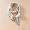 Bufanda Triangular de Punto 100% Cachemira Nueva Otoño e Invierno 2025 Bufanda de Moda para Mujer con Combinación de Colores Bufanda Cálida para el Cuello