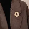 Broche Nuevo Estilo con Perlas Incrustadas de Diamantes y Diseño Hueco, Moda Europea y Americana de Nicho, Diseño Único, Sensación de Alta Gama, Temperamento Exquisito y Lujoso