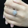 Anillo Abierto de Flor de Cuatro Hojas Estilo Japonés y Coreano de Lujo Ligero Flor Zirconio Completo Nuevo Anillo con Sensación de Alta Gama Joyería de Diseño Personalizado