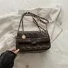 Otoño 2026 Bolso Cuadrado Pequeño con Cadena Diseño Retro Nicho Elegante Bolso de Hombro Único de Moda Tendencia Casual Bolso de Axila