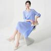 Vestido de Verão Feminino Estilo Miyake, Simples e Elegante, Cor Sólida, Moderno e Versátil, Gola Redonda, Caimento Solto, Valoriza a Silhueta e Emagrece, Vestido de Comprimento Médio