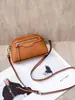 Bolsa de Mão Feminina de Couro Bovino de Primeira Camada Novo Estilo Primavera e Verão, Portátil, de Ombro e Transversal, Bolsa Quadrada Pequena de Couro Genuíno, Bolsa Feminina, Entrega Direta da Fábrica