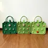 Bolsas de fieltro modernas y minimalistas, perfectas como recuerdos; bolsas de fieltro coloridas con diseños de caricaturas