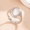 Anel Oval Elegante Francês Branco de Ovo Lua Design de Nicho Feminino Senso de Design Luxo Leve Temperamento Índice da Mão