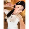 Camiseta Colorida Estilo Dopamina com Decote V, Design de Botões, Ombro Normal, Manga Curta para Mulheres, Verão, Malha Slim-Fit Emagrecedora