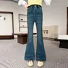Pantalones de campana de mezclilla para niñas, nuevo estilo coreano de otoño, bordados en el bolsillo trasero, de cintura alta, que hacen ver más altas, largos para niños mayores, venta al por mayor