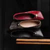 Zapatos Planos de Cuero de Aceite de Caballo de Boca Baja para Mujer, Nuevo Estilo de Principios de Primavera, Cuero Genuino por Dentro y por Fuera, Punta Cuadrada, Adorno Dorado, Zapatos Planos Retro de Caña Baja