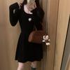 Vestido de punto de manga larga con cuello cuadrado para mujer, otoño 2025, nuevo vestido francés ajustado adelgazante con falda plisada tipo A.