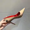 Deslumbrantes sapatos de salto alto de cristal com sola vermelha para mulheres, novo modelo primavera/outono 2026, scarpin stiletto de bico fino em verniz adornado com strass com recorte lateral
