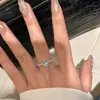 Anillo de Zirconia Azul Cielo de Lujo Ligero Gama Alta para Mujer Fresco Sencillo Fideos de Huevo Diseño Elegante Anillo Versátil Gama Alta