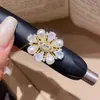 Anillo de Flor de Diseño de Nicho 2026 Nuevo Estilo Francés Anillo de Dedo Índice de Perla y Circonita Anillo Único y Hermoso para Mujeres