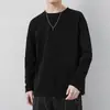 Camiseta branca casual de manga comprida para homens 2026, cor sólida da moda, corte solto, camada interna, gola redonda, para usar no outono