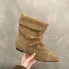 First Encounter Temporada 2026 Outono Novas Botas Femininas de Bico Fino Franzidas Estilo Coreano Camurça Salto Médio Emagrecedoras Versáteis Moda Curtas no Tornozelo