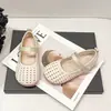 Sapatos de Couro Estilosos para Meninas 2026 Novos Sapatos Perfurados Vazados para Menininhas Sapatos de Princesa Respiráveis Sapatos de Solado Macio de Verão