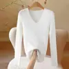 Camiseta básica de cuello en V para mujer, nuevo suéter pullover de otoño e invierno, corte ajustado y favorecedor, top de punto para usar en capas, venta al por mayor para comercio exterior