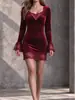 Vestido de Veludo com Renda Cruzada Feminino Decote V Manga Longa Manga Flare Modelagem Justa ao Corpo Justo no Quadril Sexy Curto Vestido de Baile para Eventos Noturnos