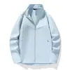 Chaqueta softshell exterior de tela a prueba de tres elementos con cuello alto, moderna y duradera, adecuada para deportes y uso casual, disponible en estilo para parejas